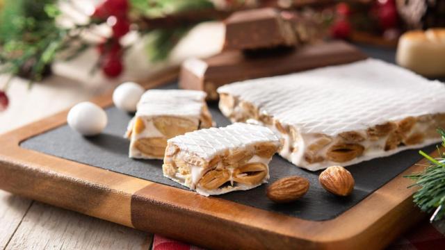 Una pastilla de turrón de almendra.