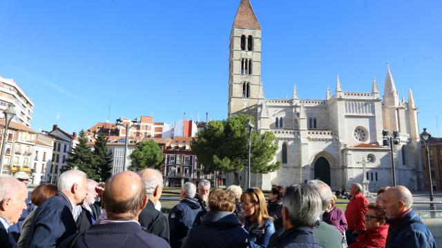 Turistas durante una visita guiada en la plaza de San Pablo