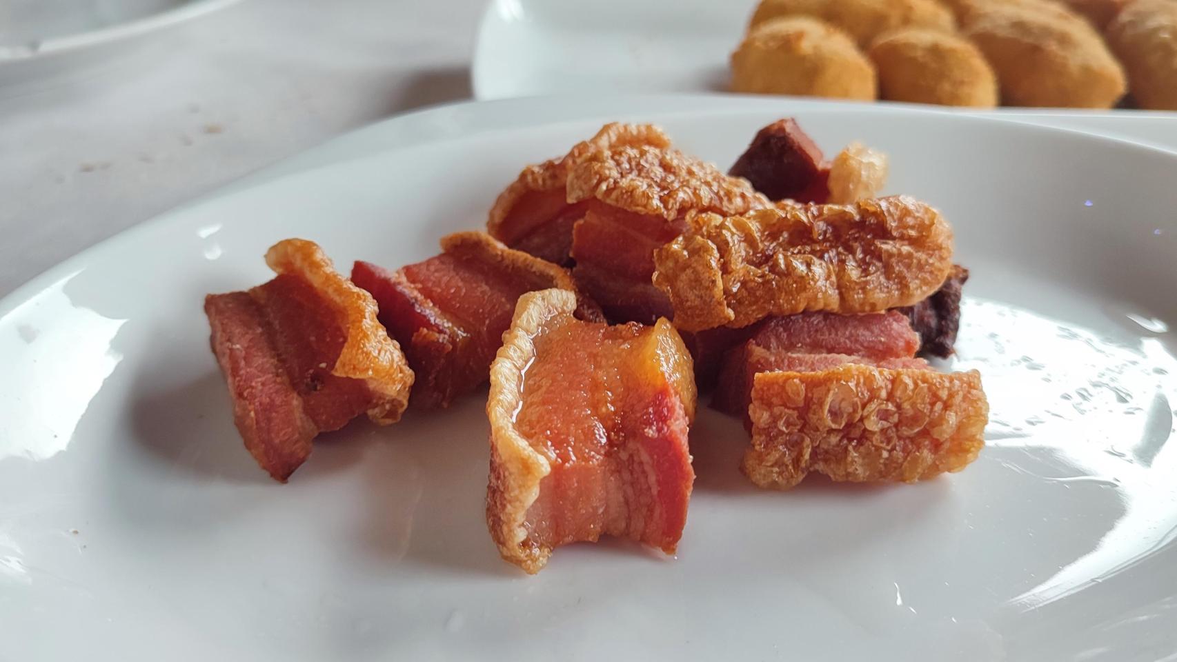 Un plato de torreznos.