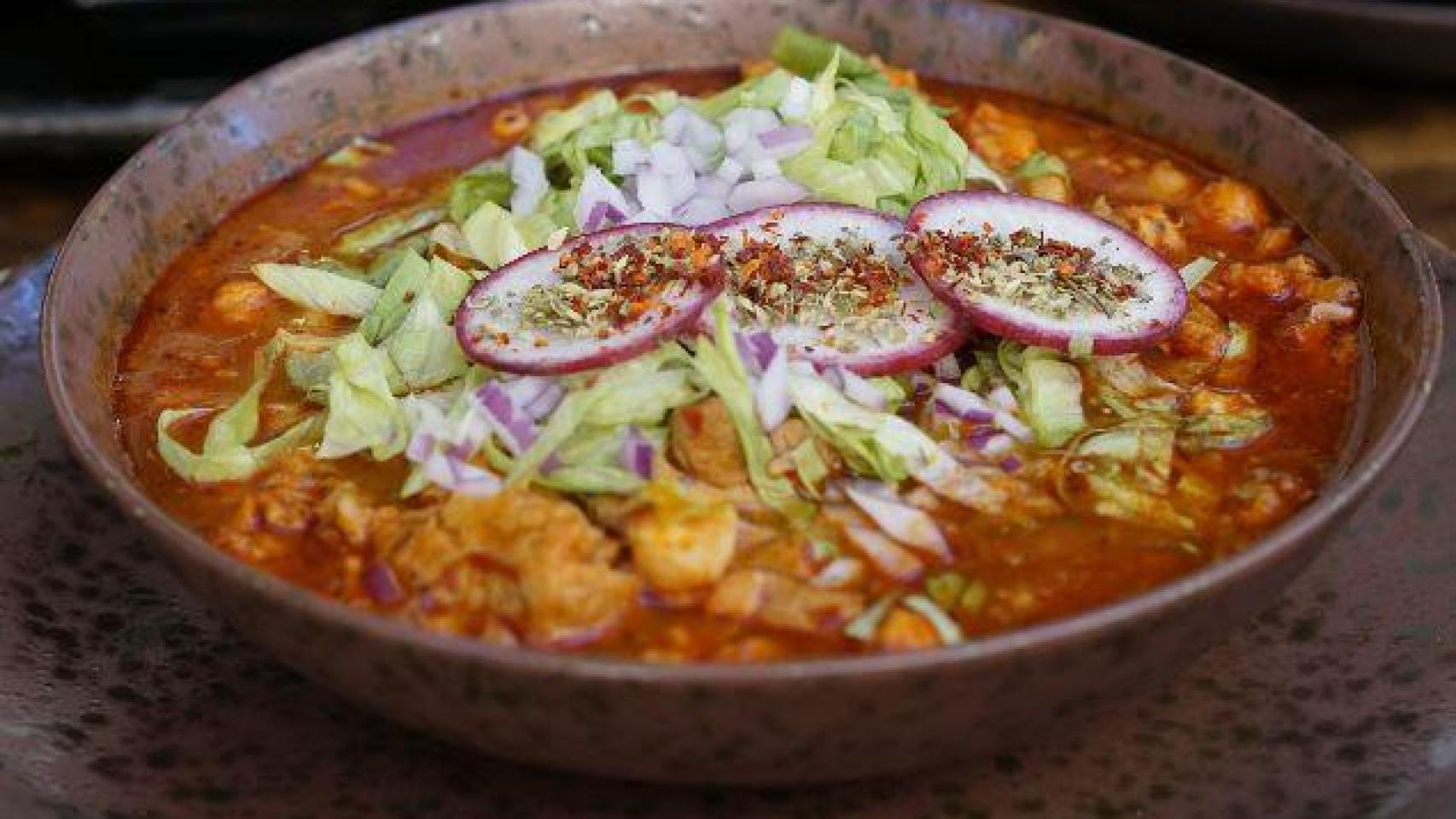 Un plato de pozole.