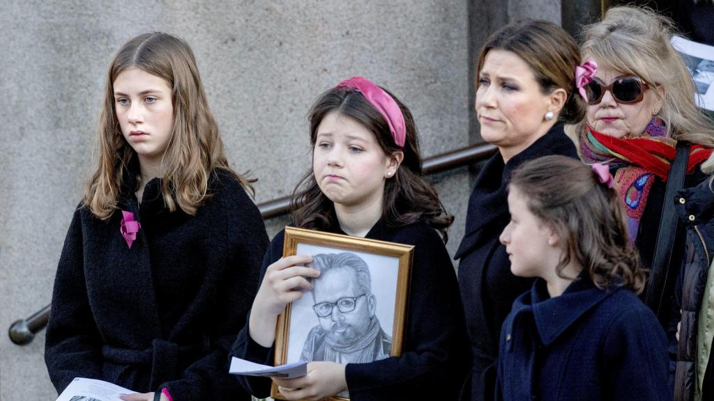 Marta Luisa de Noruega y sus hijas en el último adiós a Ari Behn.