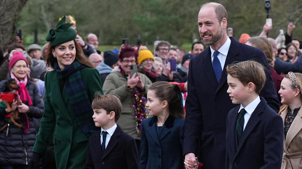 Los Príncipes de Gales junto a sus tres hijos en la misa de Navidad.