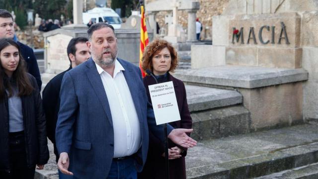 El presidente de ERC, Oriol Junqueras, frente a la tumba de Francesc Macià este miércoles.