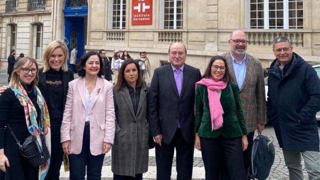 Parte de la Ejecutiva del PNV, con Andoni Ortuzar en el centro, frente a la sede del Instituto Cervantes en París.