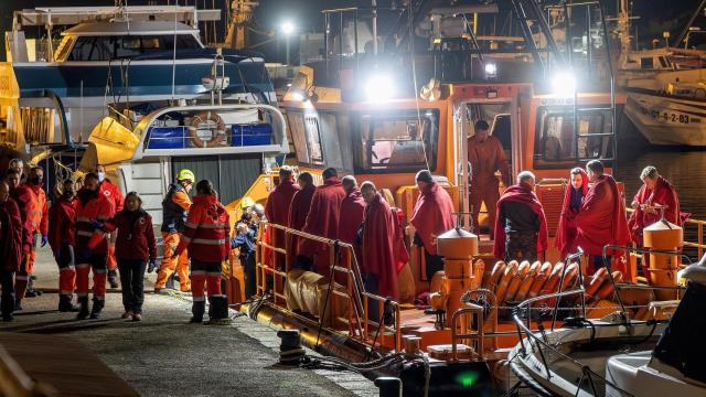 Los supervivientes del hundimiento del carguero ruso 'Ursa Major' a su llegada al puerto de Cartagena.