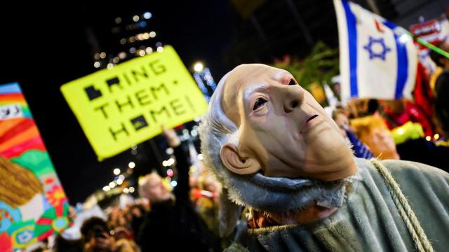 Un manifestante con una máscara que representa a Benjamin Netanyahu en una protesta en Tel Aviv contra su Gobierno para exigir el regreso a casa de los rehenes en manos de Hamás.