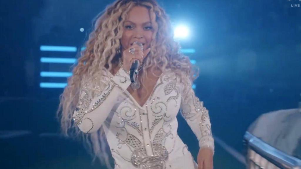 Beyoncé, actuando en el partido de Netflix de la NFL en Navidad