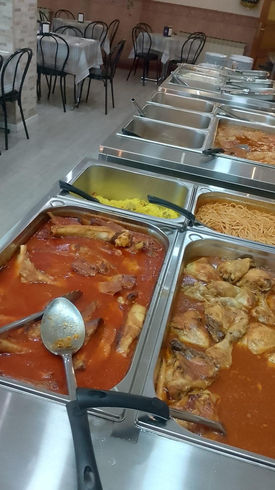 Una gran variedad de platos en Hermanos Buffet 2