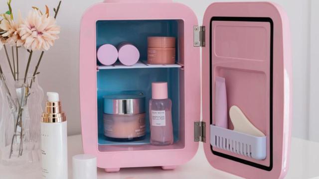 Esta mini nevera perfecta para cosméticos es la más vendida de Amazon y ahora está rebajadísima