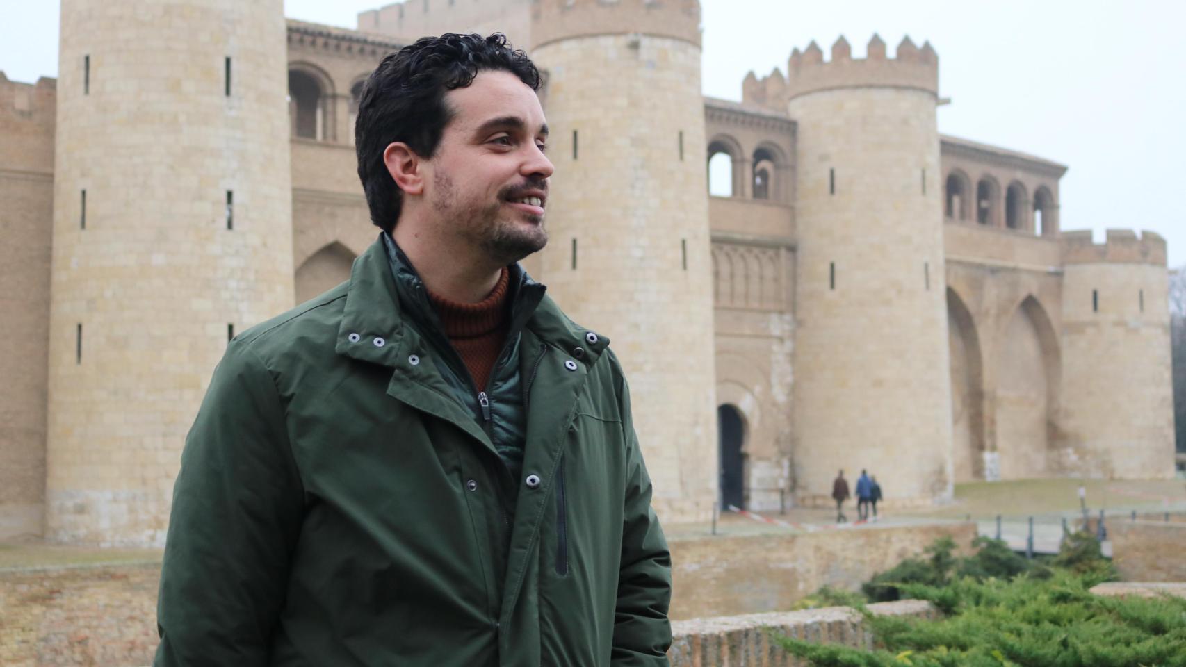 Villagrasa ha presentado su candidatura frente al Palacio de La Aljafería, sede de las Cortes de Aragón