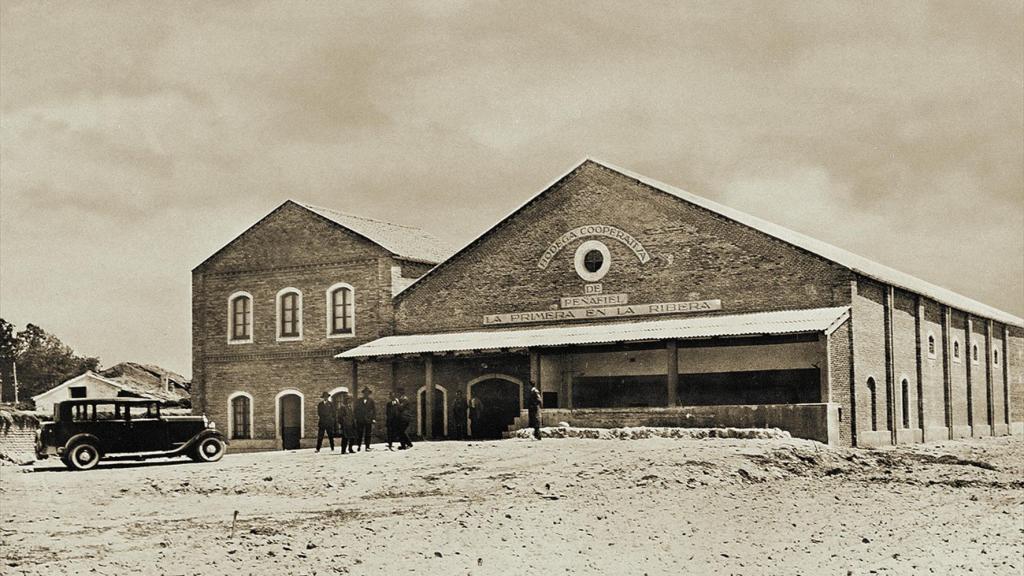 Los 11 fundadores de Protos, en 1927, al frente de la primera bodega de la marca.