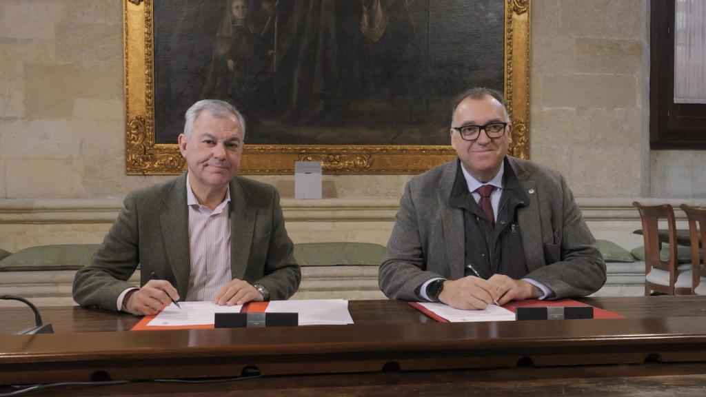 El alcalde de Sevilla, José Luis Sanz y el consejero de Turismo y Andalucía Exterior, Arturo Bernal