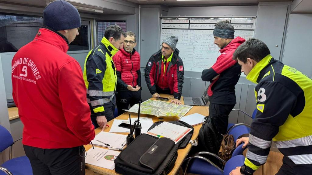 Efectivos de Asturias y Cantabria trabajando en la búsqueda del montañero leonés desaparecido en Picos de Europa