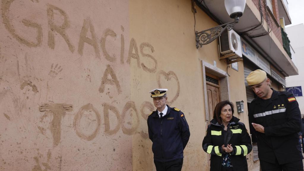 La ministra de Defensa, Margarita Robles, visita la localidad de Picanya, en proceso de reconstrucción tras la DANA. Efe / Kai Forsterling