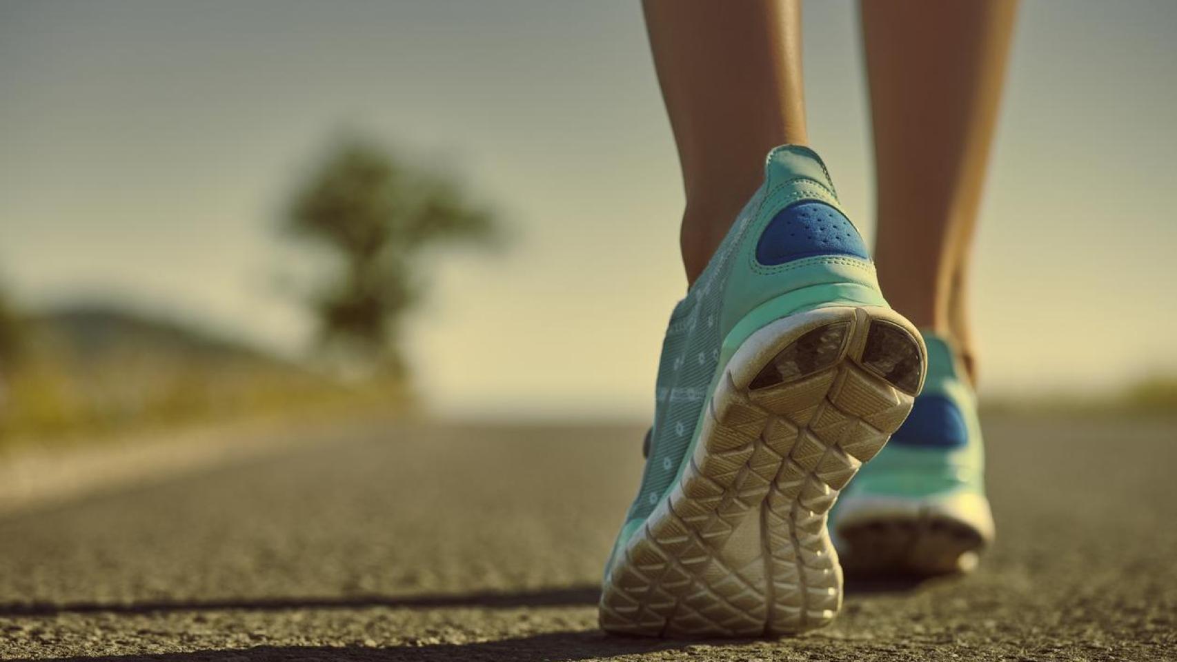 Imagen de una mujer caminando.