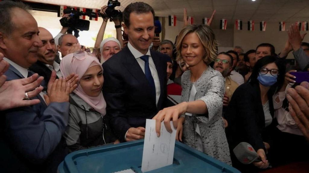 Asma, esposa de Bachar al Asad, emite su voto durante las elecciones presidenciales de Siria en Duma el 26 de mayo de 2021.