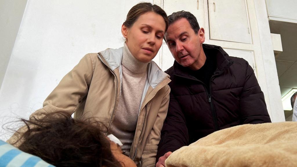 Bachar Al Assad, y su esposa Asma durante la visita a una niña herida llamada Fatmeh Ahmed al-Issa, que sobrevivió al terremoto de Latakia, en el hospital Tishreen el pasado 11 de febrero de 2023.