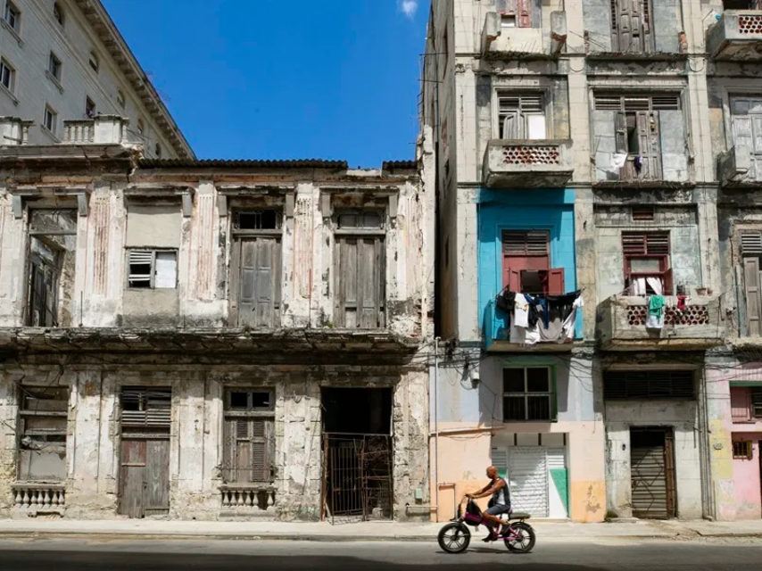 Fotografía de archivo de la fachada de varios edificios en ruinas en la calle San Lázaro, en La Habana.