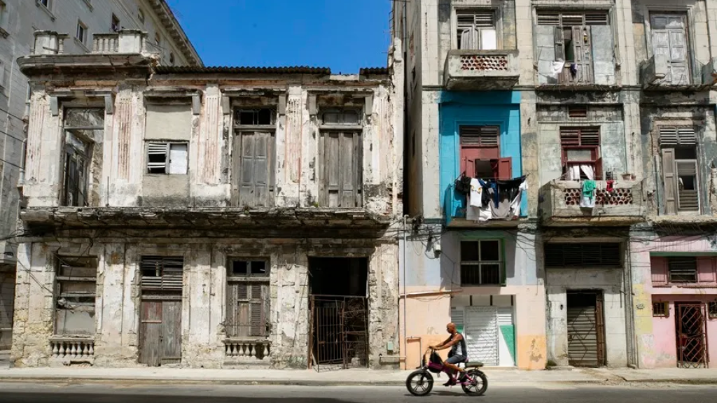 Fotografía de archivo de la fachada de varios edificios en ruinas en la calle San Lázaro, en La Habana.