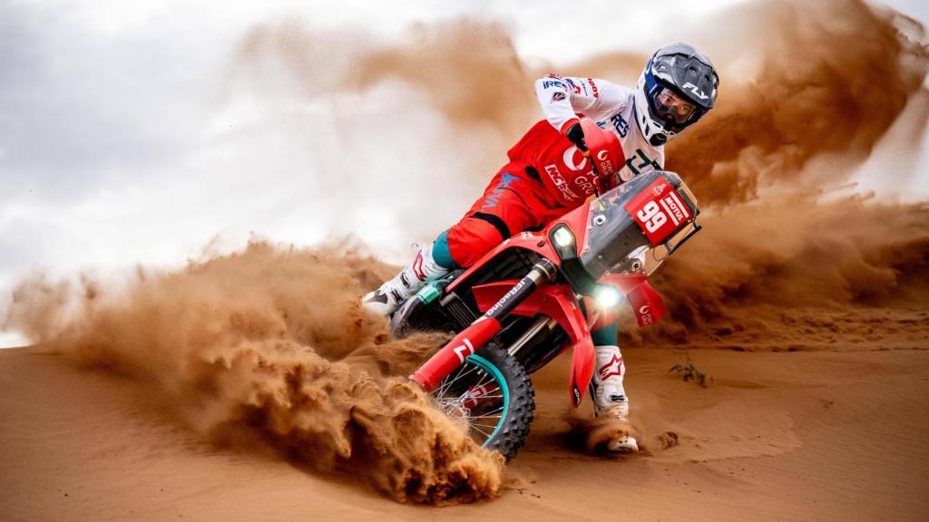 Javi Vega probando su nueva Kove en las dunas.