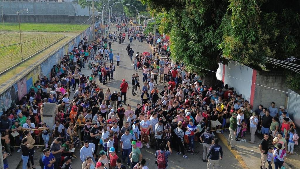 Migrantes haciendo cola para realizar sus procesos migratorios en Tapachula