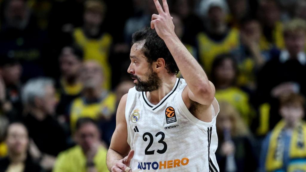 Llull celebra uno de sus triples con el Real Madrid.