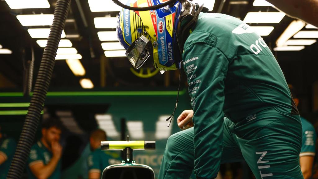 Fernando Alonso subiéndose al Aston Martin AMR24 en el GP de Abu Dabi