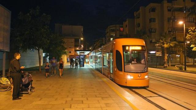 Imagen de archivo del TRAM de Alicante de noche.