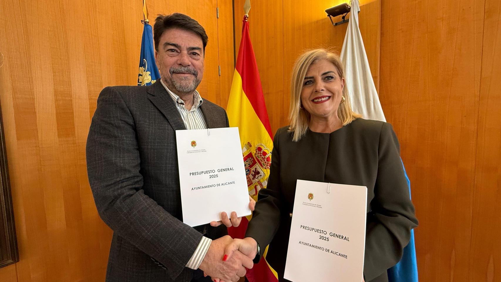 Luis Barcala y Carmen Robledillo, tras el pacto por los presupuestos de Alicante.