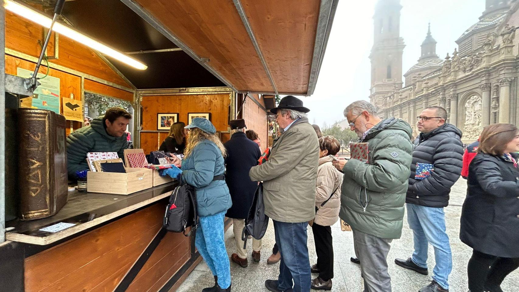 La caseta de 'Libros que importan' en la plaza del Pilar, en Zaragoza.