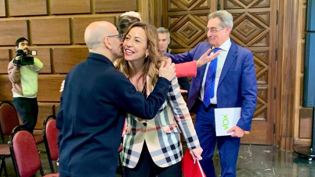 Natalia Chueca y Julio Calvo, este jueves en el Ayuntamiento de Zaragoza.