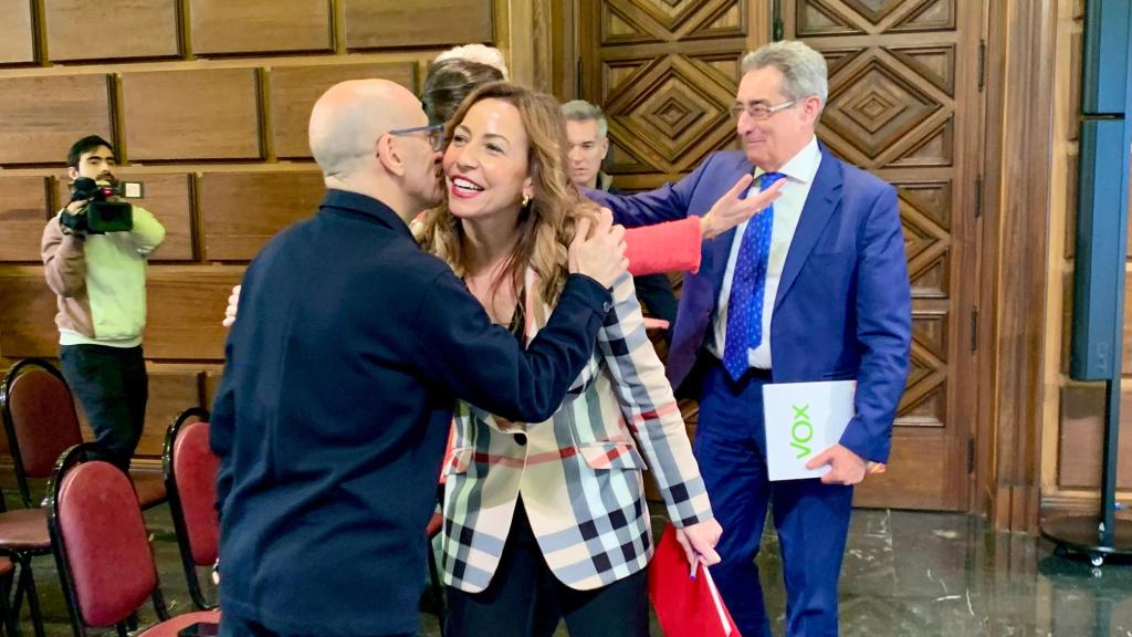 Natalia Chueca y Julio Calvo, este jueves en el Ayuntamiento de Zaragoza.