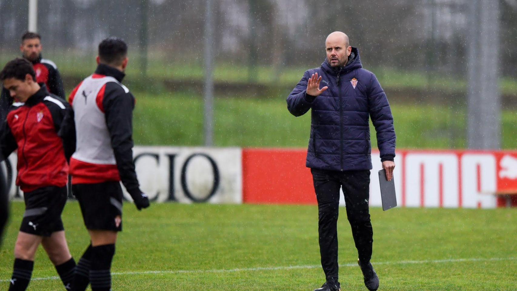 Miguel Ángel Ramírez entrenando al Sporting.