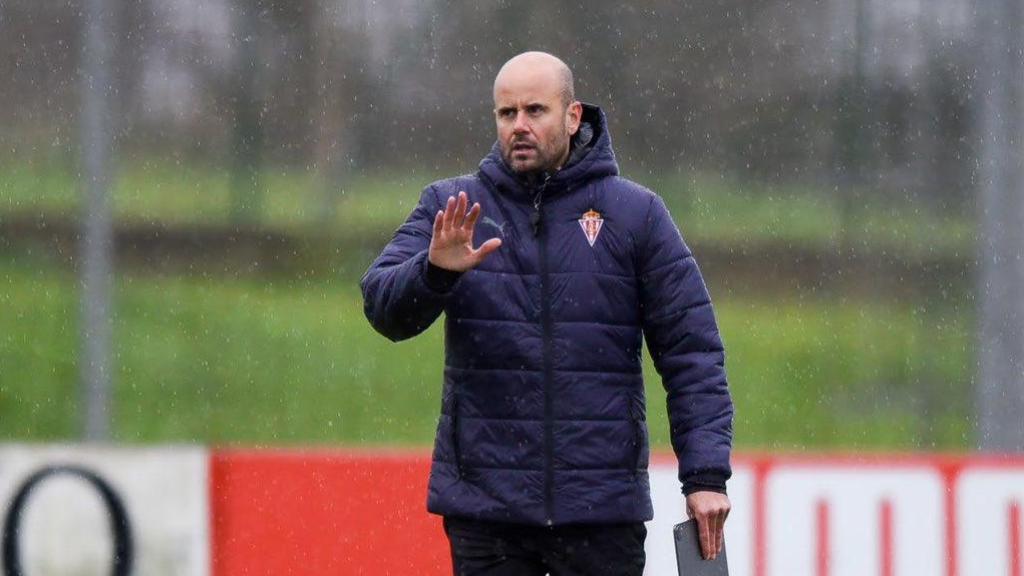 Miguel Ángel Ramírez entrenando al Sporting.