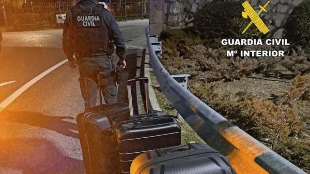 La Guardia Civil con las maletas incautadas