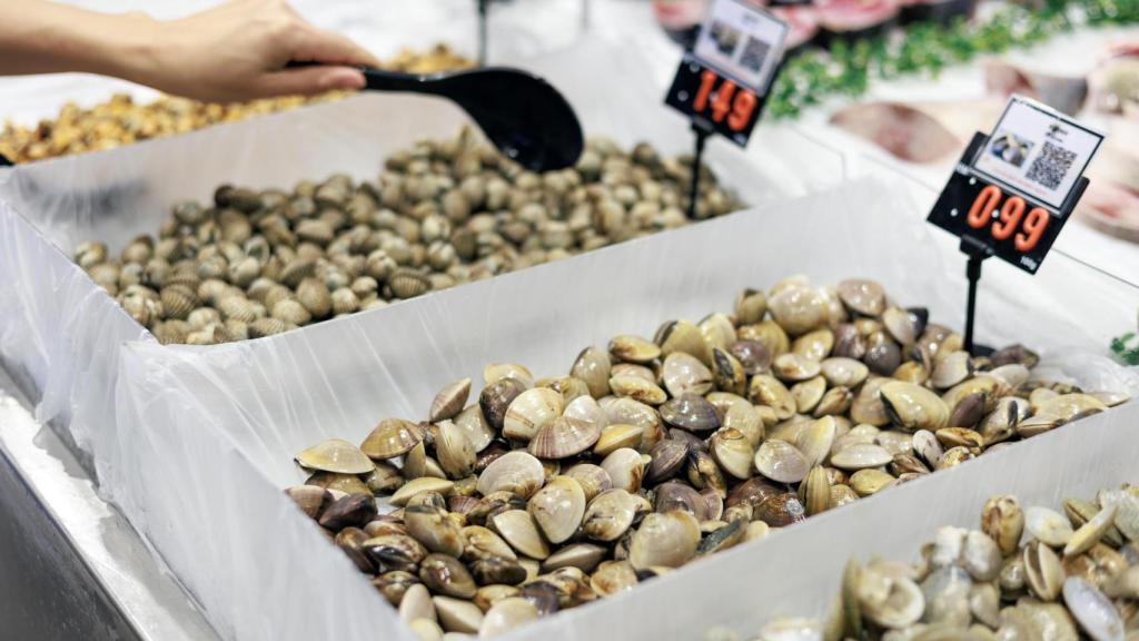 Unas almejas en el mercado.