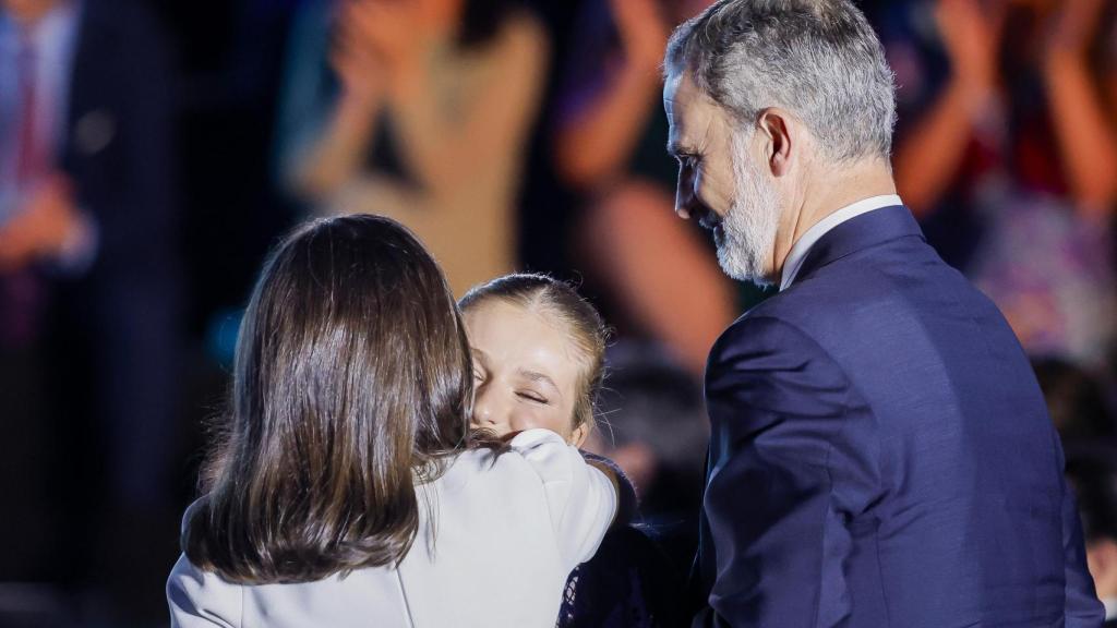 Leonor junto a sus padres tras su discurso en los Premios Princesa de Girona.