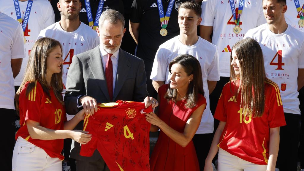 Los Reyes y sus hijas en la celebración de la Selección de fútbol en Zarzuela.