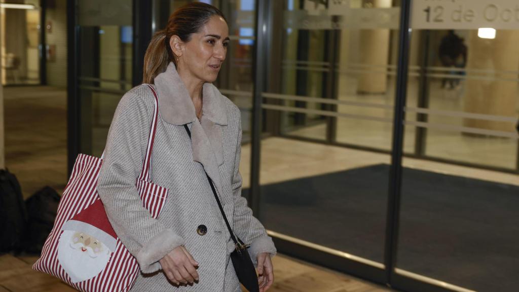 Alejandra Martos visitando a su padre en el hospital el día de Navidad.