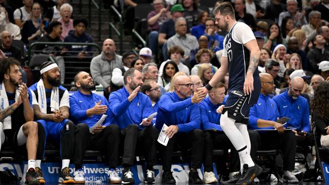 Luka Doncic en una de las sustituciones del partido contra los Portland Trail Blazers.