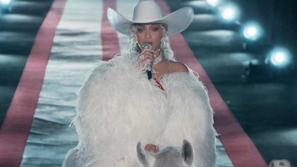 Beyoncé, actuando en el partido de Netflix de la NFL en Navidad