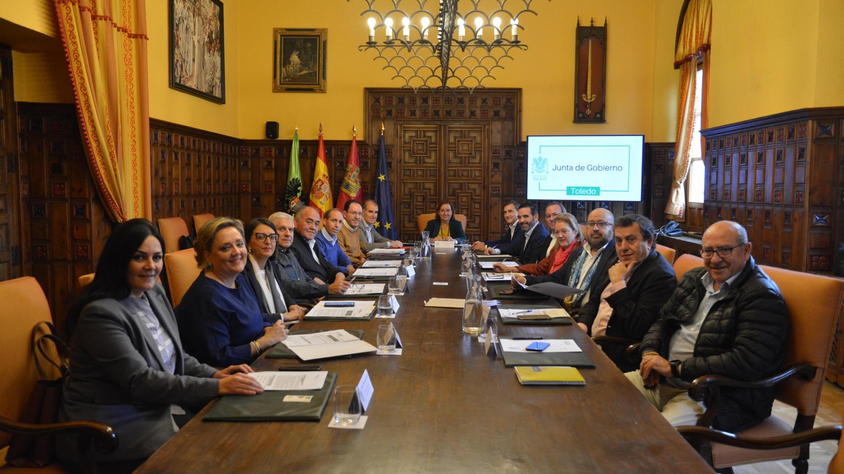 Junta de Gobierno de la Diputación de Toledo, presidida por Concepción Cedillo.