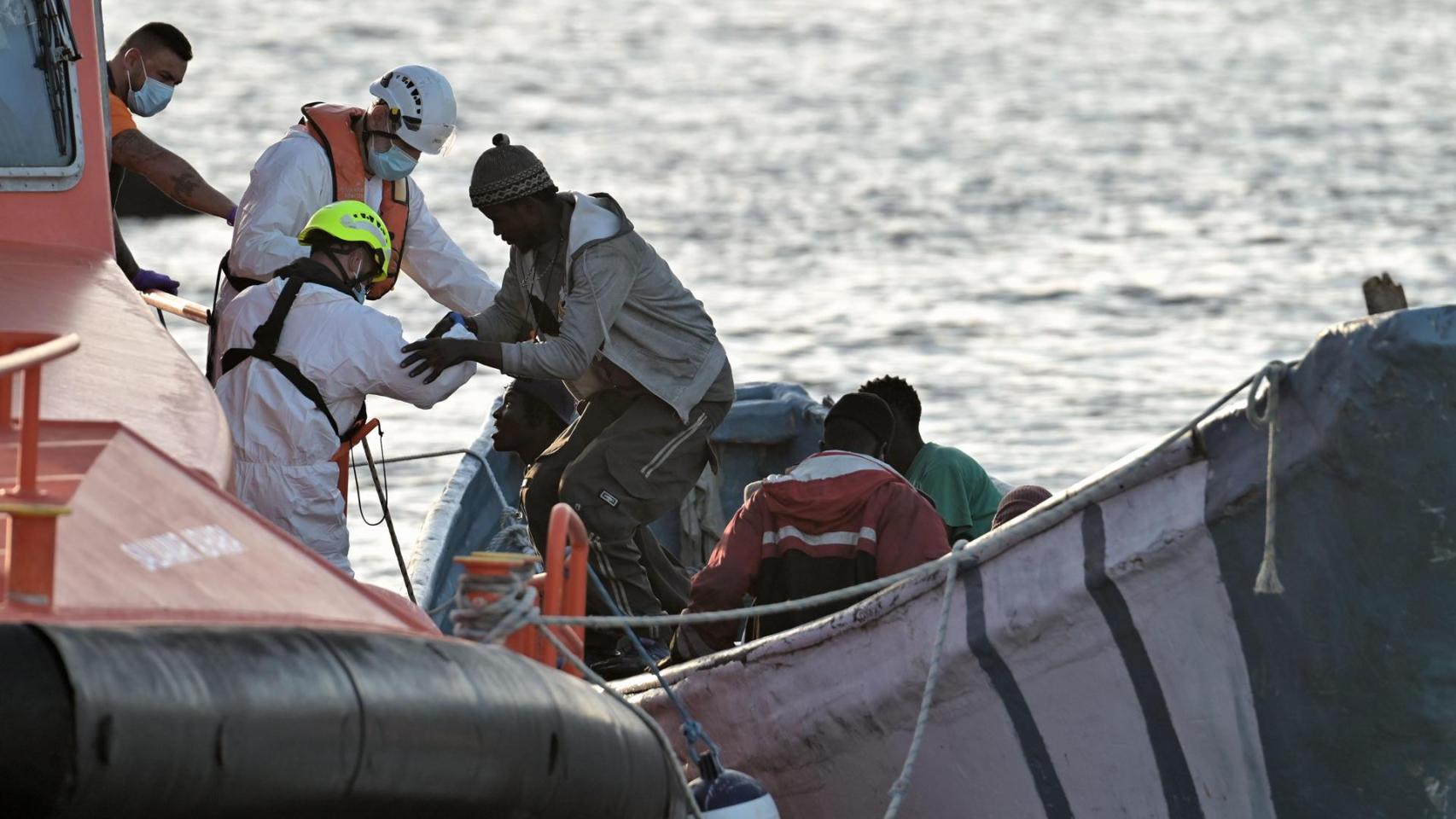 Un equipo de Salvamento Marítimo asiste a un migrante rescatado este jueves en una patera en aguas cercanas a El Hierro.