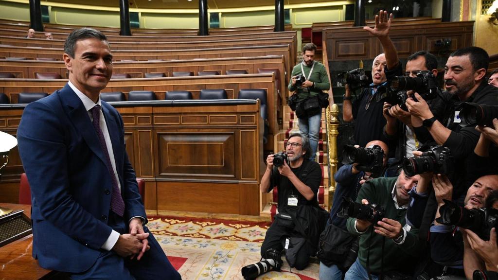 Pedro Sánchez posa ante los fotógrafos en el Congreso de los Diputados, en noviembre de 2023 tras su investidura.