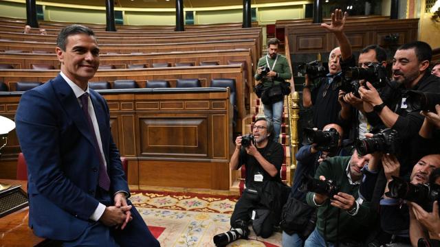 Pedro Sánchez posa ante los fotógrafos en el Congreso de los Diputados, en noviembre de 2023 tras su investidura.