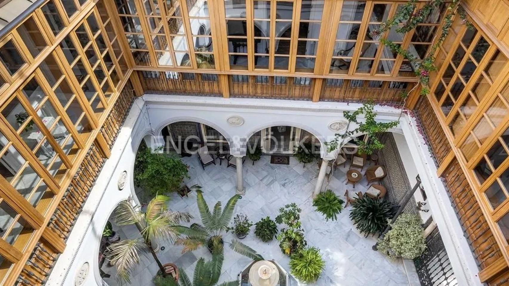 En venta esta casa-palacio en Sevilla.