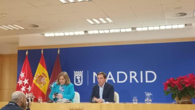 La vicealcaldesa, Inma Sanz, junto al alcalde de Madrid, José Luis Martínez-Almeida, en la rueda de prensa tras la última Junta de Gobierno del año 2024 en Cibeles