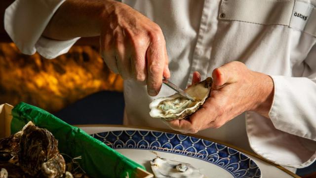 El chef Dani Roca con una ostra verde en su restaurante Barra Alta.