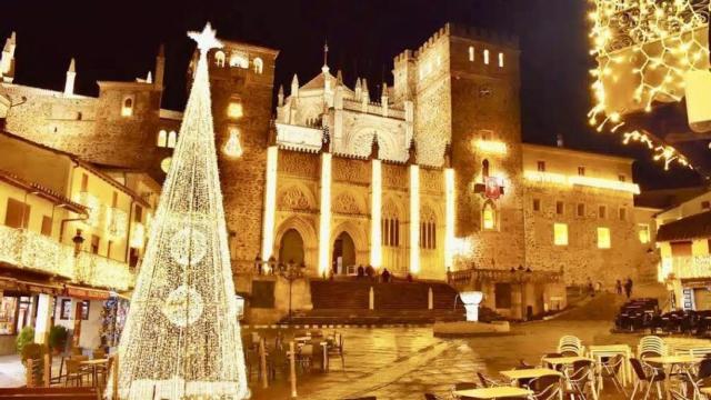 El pueblo medieval de Guadalupe, Cáceres, en Navidad.