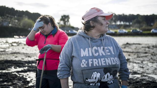 Vídeo | Historia de las mariscadoras: Marita y Sheila, madre e hija y compañeras de la mar.